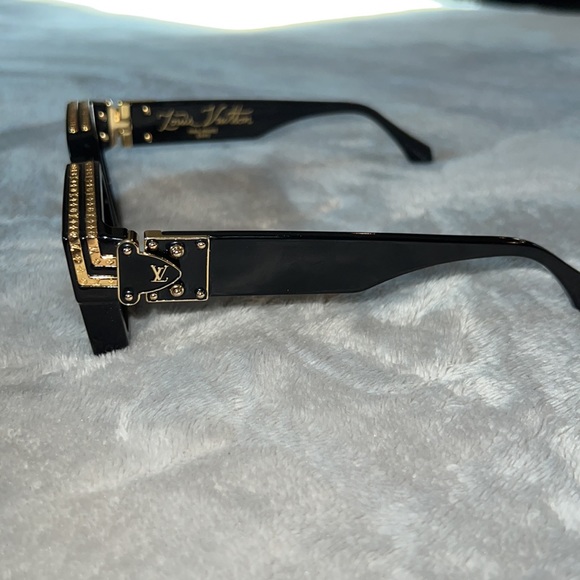 Shades - Picture 4 of 6